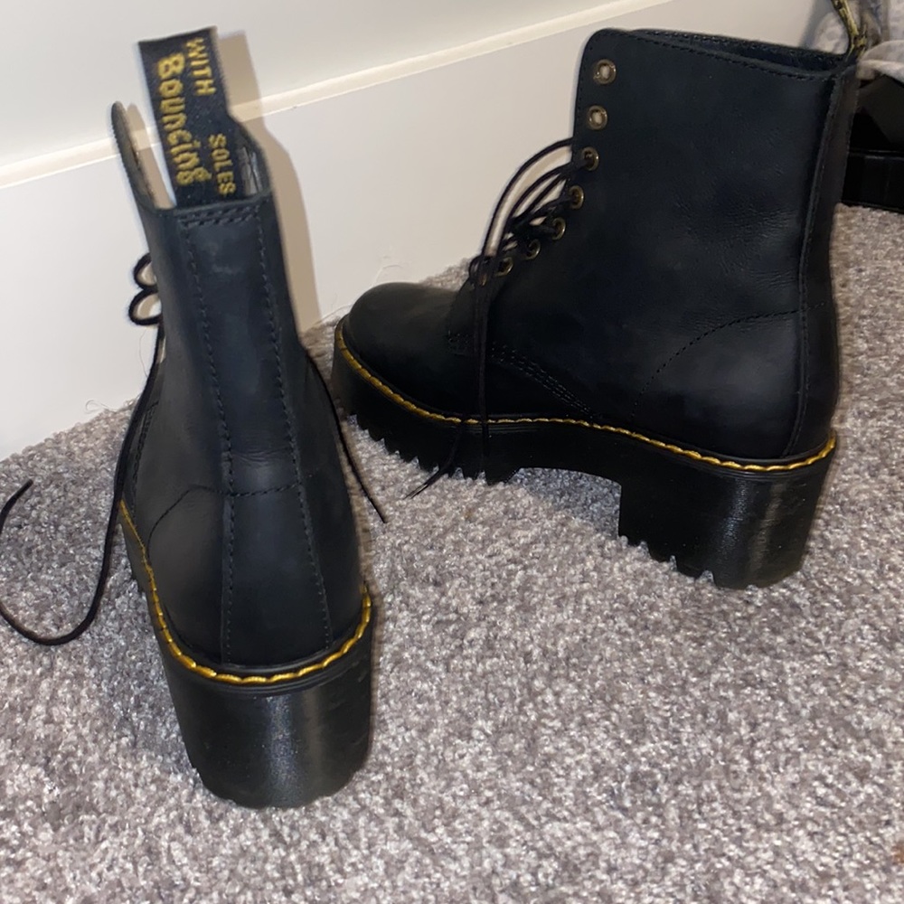 Dr Martens Shriver Hi Wyoming heeled ankle boots
in black
